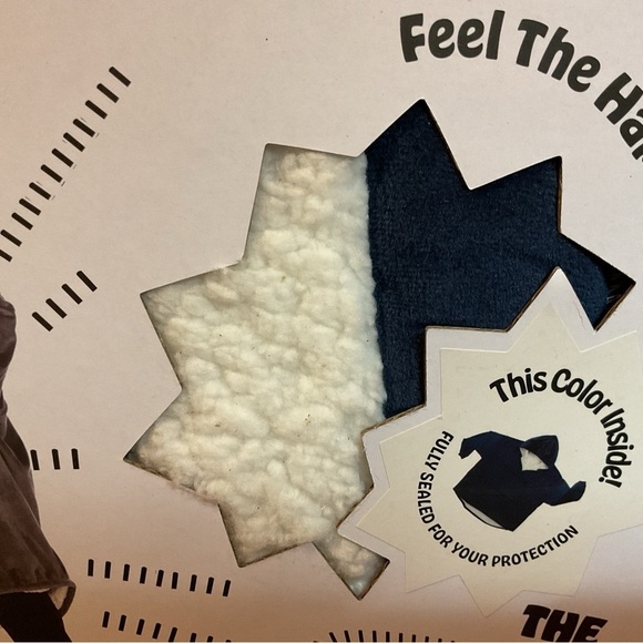 COMFY WEARABLE BLANKET WITH 1/4 ZIPPER AND HOODIE IN ROYAL BLUE - Picture 3 of 3